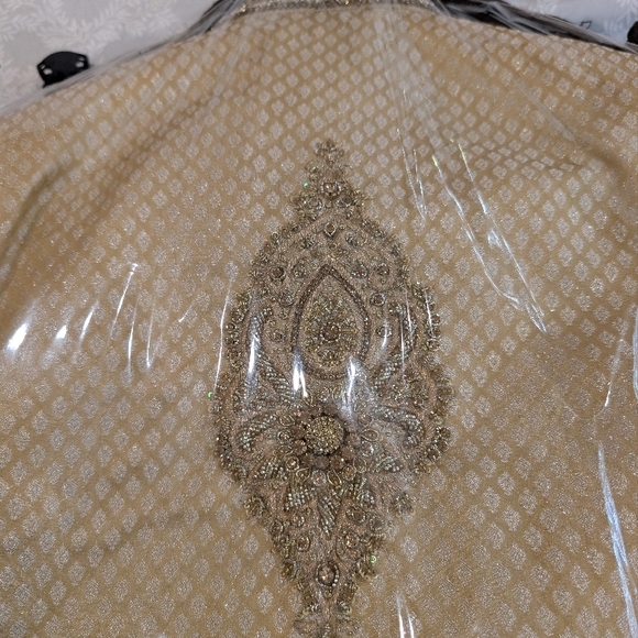 Manyavar Sherwani set with dupatta - Picture 3 of 15